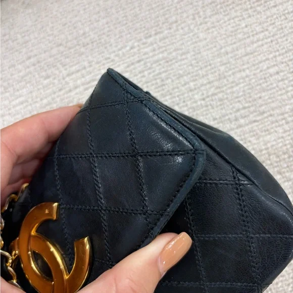 Authentic CHANEL black lambskin bicolor crossbody gold hardware - Picture 6 of 15